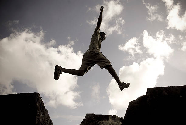 free running uomo di parkour salto contro il cielo - strutting foto e immagini stock