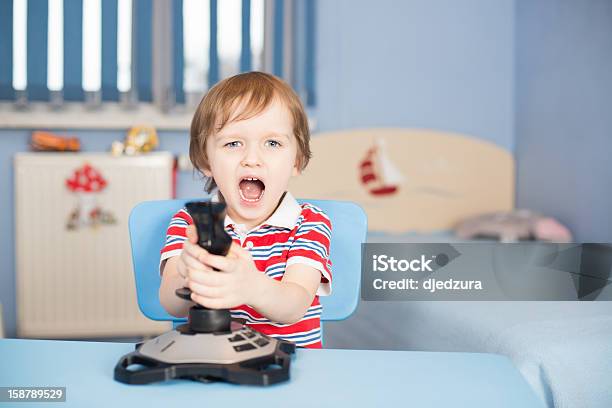 Foto de Baby Boy Gritando Quando Jogar Jogos De Computador e mais fotos de stock de Adulto - Adulto, Alegria, Aluno