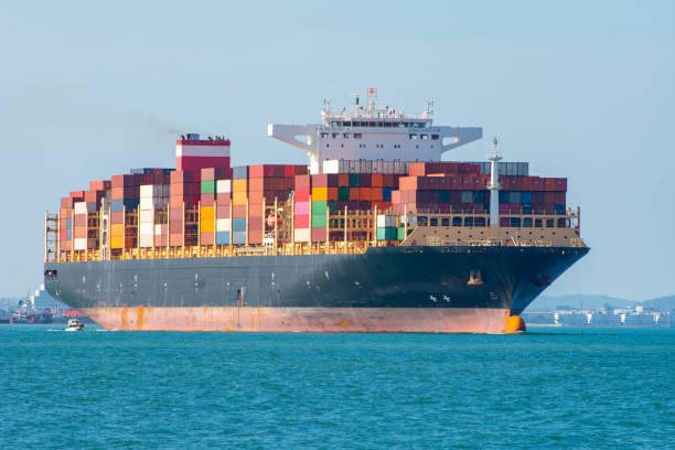 Top view Container ship full capacity approaching port International Container ship loading, unloading at sea port, Freight Transportation, Shipping, Vessel. Logistics, import export, Transportation. Global transport business. vista superior buque portacontenedores a plena capacidad acercándose al puerto carga internacional de buques portacontenedores, descarga en puerto marítimo, transporte de carga, transporte marítimo, buque. logística, importación exportación, transpor