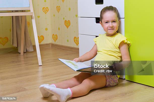 Niña Libro De Lectura Foto de stock y más banco de imágenes de 4-5 años - 4-5 años, Abierto, Acogedor