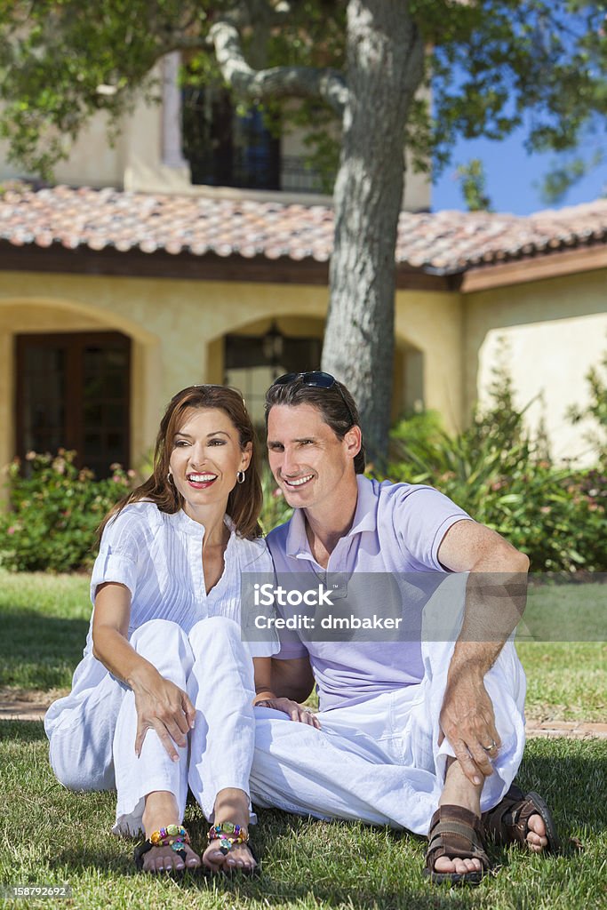 Feliz de meia idade homem mulher Casal sentado fora - Royalty-free 30-39 Anos Foto de stock