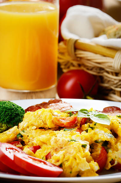huevos revueltos con tocino - omelet bacon tomato fruit fotografías e imágenes de stock