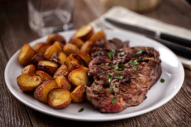 grelhado com potateos redondo vermelho - steak grilled beef plate imagens e fotografias de stock