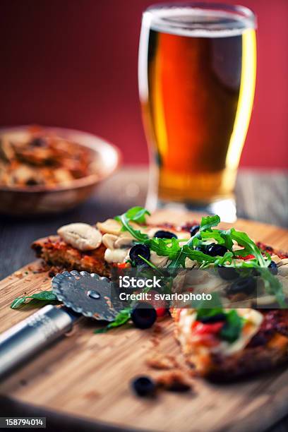 Pizza E Birra - Fotografie stock e altre immagini di Alimentazione sana - Alimentazione sana, Ambientazione interna, Basilico