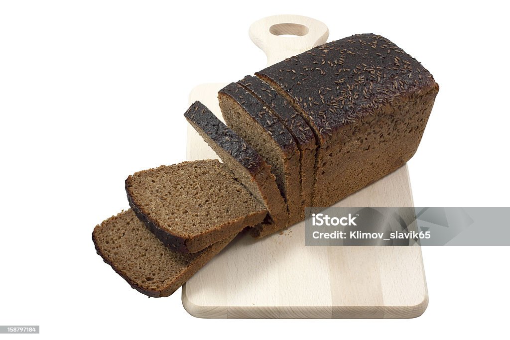 Corte pan negro sobre una tabla de planchar. - Foto de stock de Acostado libre de derechos