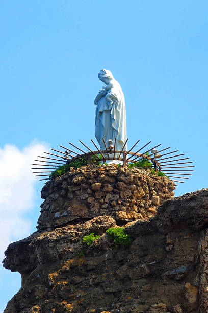 In Biarritz, the public and royalty-free statue of the Virgin commemorates the miraculous return of whalers caught in a storm and who see death coming. Dazzled by a light...they follow it and mostly get back to shore safe and sound en biarritz, la estatua pública y libre de derechos de la virgen conmemora el regreso milagroso de los balleneros atrapados en una tormenta y que ven venir la muerte. deslumbrado por una luz... lo siguen y en su mayoría regresan a la costa sanos y salvos