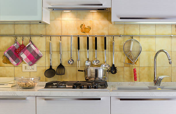 주방 생은 - kitchen sink domestic kitchen spot lit drawer 뉴스 사진 이미지