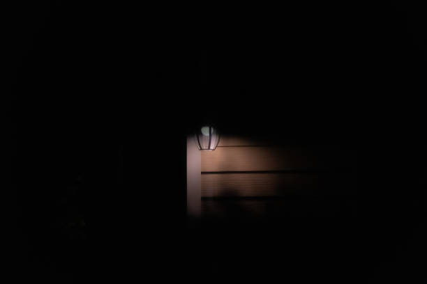 istock The light that shone in front of the dim building at this dim time was scary. 1587984452