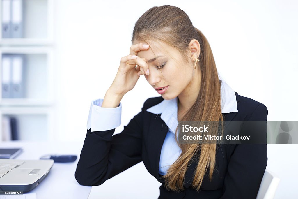 Portrait de femme d'affaires assez jeune au bureau - Photo de Bureau - Lieu de travail libre de droits