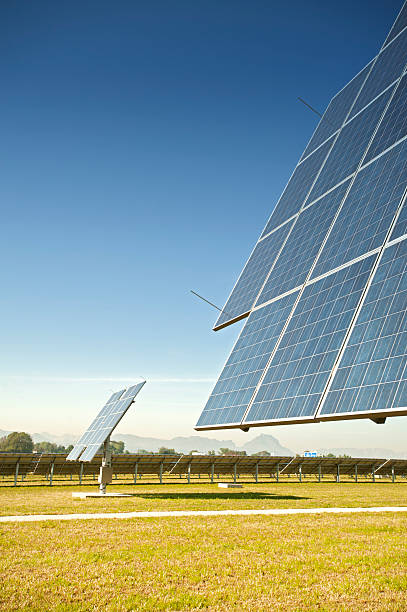 photovoltaik-odnawialnych i zielone engery: panele słoneczne - solar equimpent zdjęcia i obrazy z banku zdjęć