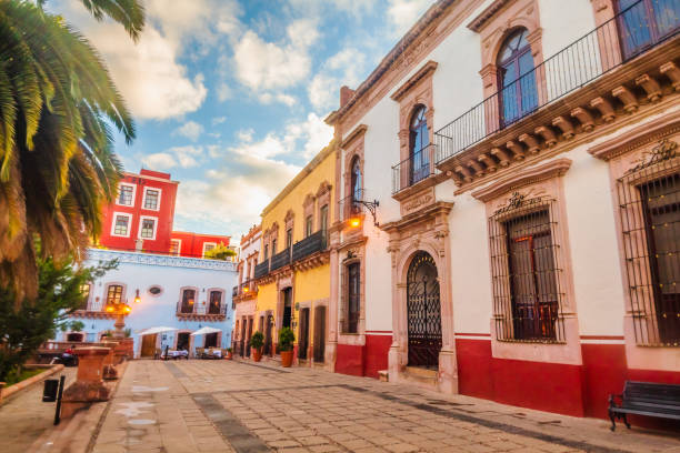 Facade of the Autonomous University of Zacatecas Calke y fachada de la universidad autónoma de Zacatecas en centro histórico colourful mexican houses stock pictures, royalty-free photos & images