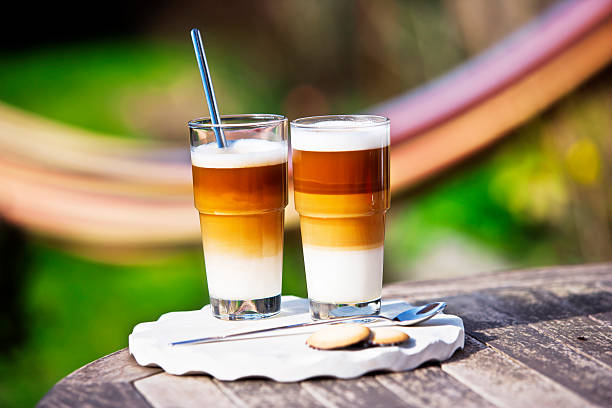 ラテマキアート - latté coffee tray froth ストックフォトと画像