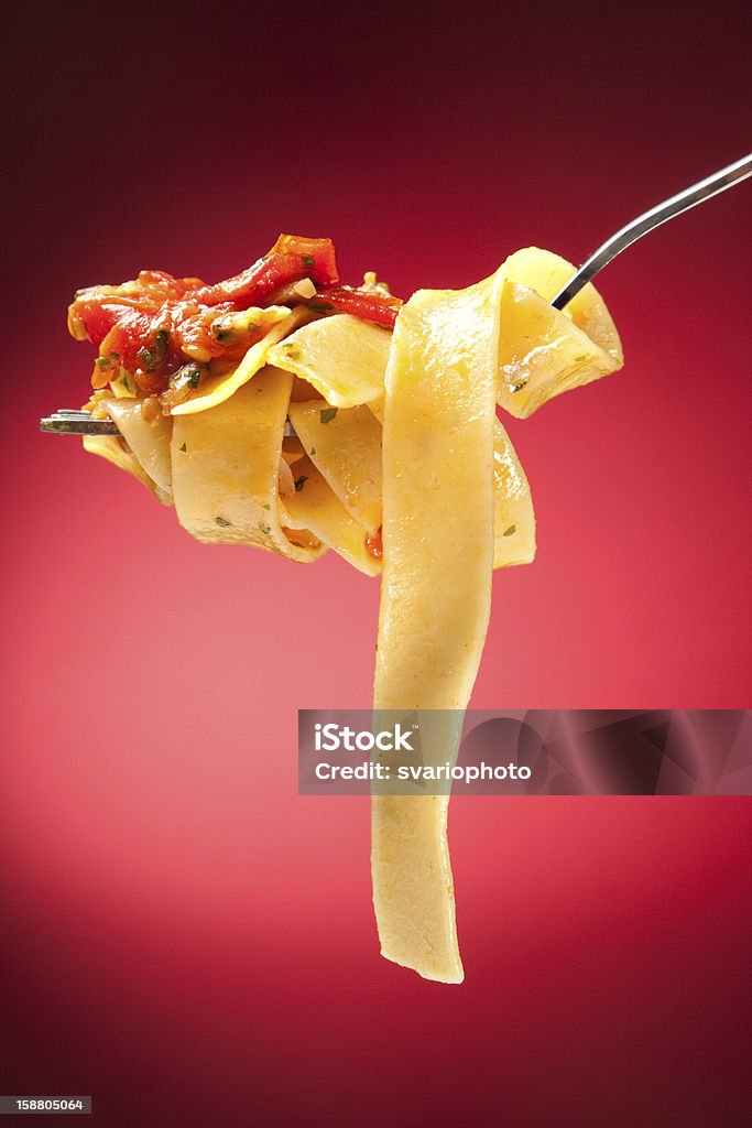 Tagliatelle con almejas sobre un fondo rojo - Foto de stock de Tenedor libre de derechos