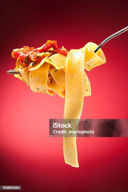 Tagliatelle Con Almejas Sobre Un Fondo Rojo Foto de stock y más banco de imágenes de Tenedor - Tenedor, Pasta, Tagliatelle