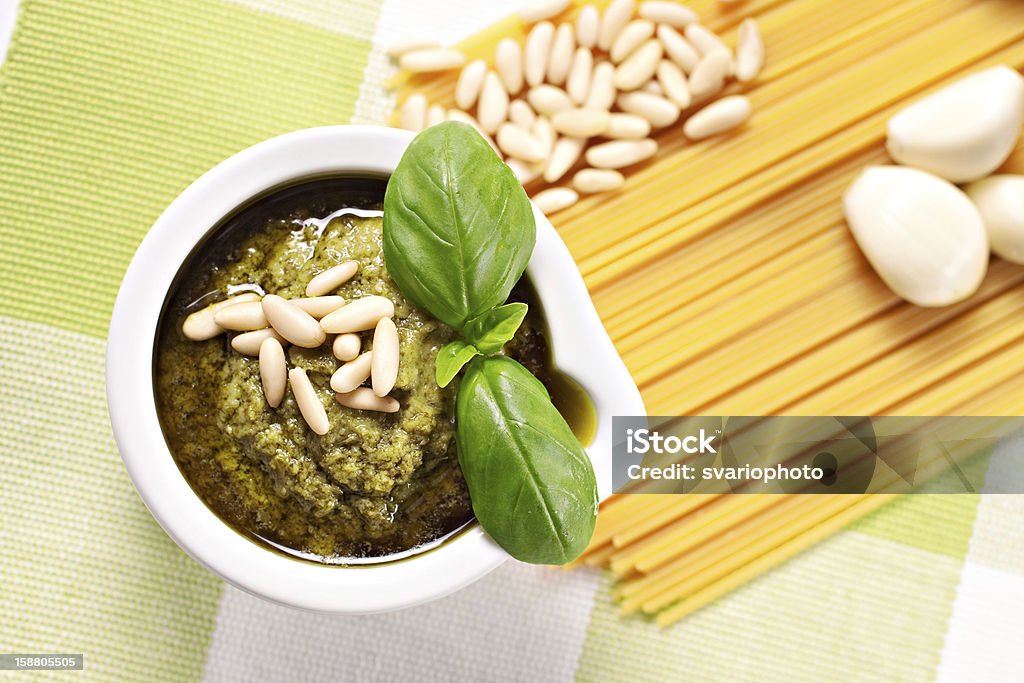 Ingredienti per gli spaghetti al pesto, un tipico ricetta italiana - Foto stock royalty-free di Aglio - Alliacee