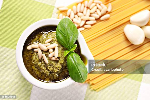 Foto de Os Ingredientes Para Preparar O Esparguete Al Pesto Uma Típica Italiana Receita e mais fotos de stock de Alho