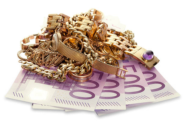 joias de ouro em notas de 500 euros - gold jewelry paper currency scrap metal - fotografias e filmes do acervo