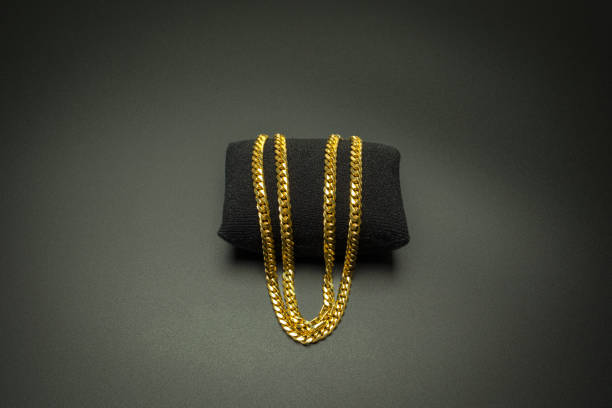 массивная цепочка, золотое металлическое ожерелье или браслет. персональный дизайн модных аксессуаров или бижутерия, накинутая на черную � - personal accessory fashion bracelet necklace стоковые фото и изображения