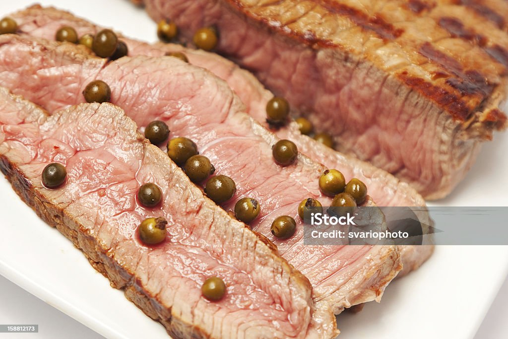 Rodajas de carne en un plato - Foto de stock de Alimento libre de derechos