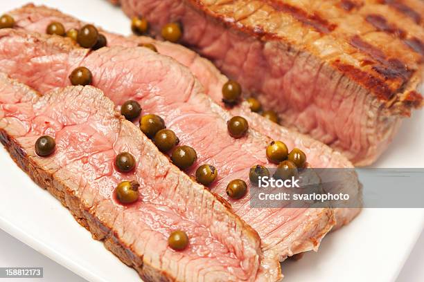 Rodajas De Carne En Un Plato Foto de stock y más banco de imágenes de Alimento - Alimento, Alimentos cocinados, Barbacoa - Comida