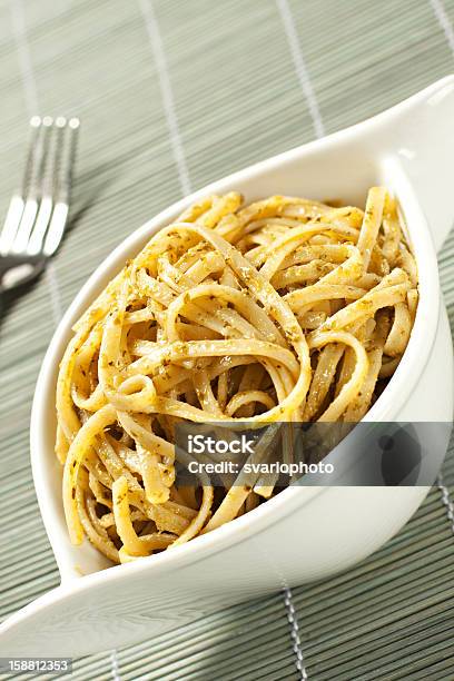 Spaghetti Al Pesto Salsa Foto de stock y más banco de imágenes de Ajo - Ajo, Alimento, Alimentos cocinados