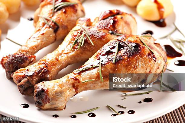 Pollo Arrosto Con Patate Su Un Piatto - Fotografie stock e altre immagini di Carne di pollo - Carne di pollo, Pollo, Worcester - Inghilterra