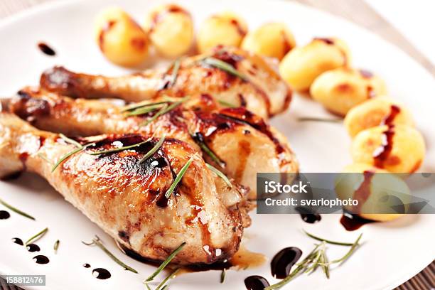 Kurczak Pieczony Z Ziemniakami Na Talerzu - zdjęcia stockowe i więcej obrazów Barbecue - Barbecue, Bez ludzi, Białe mięso