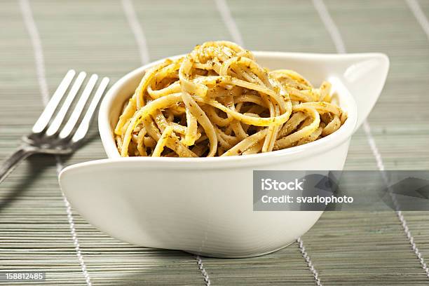 Spaghetti Al Pesto Salsa Foto de stock y más banco de imágenes de Aceite para cocinar - Aceite para cocinar, Aderezo, Ajo