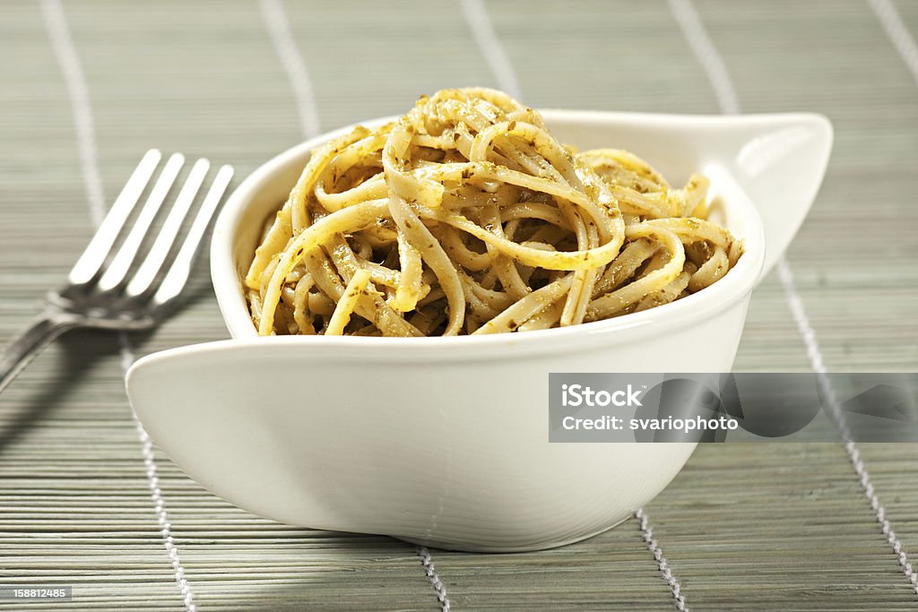 Spaghetti con salsa al pesto - Foto stock royalty-free di Aglio - Alliacee
