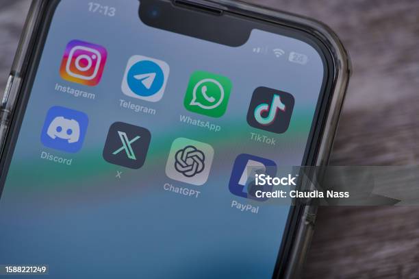 Mainz Jerman 02 Agustus 2023 Iphone Di Atas Meja Menampilkan Ikon Aplikasi Instagram Telegram Tiktok Twitter Discord Telegram Chatgpt Dan Paypal Foto Stok - Unduh Gambar Sekarang