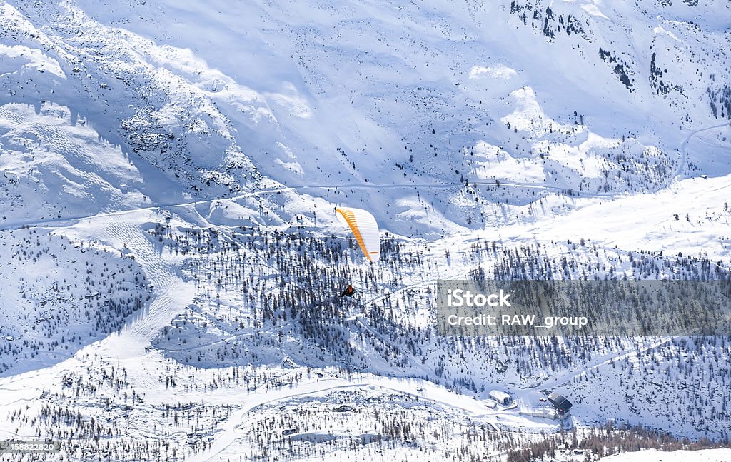 Alpi neve hills con arancione paracadute - Foto stock royalty-free di Alpi