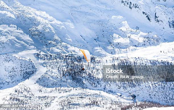 Alpi Neve Hills Con Arancione Paracadute - Fotografie stock e altre immagini di Alpi - Alpi, Alpi svizzere, Ambientazione esterna