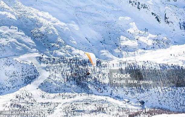Alpes Neve Hills Com Laranja De Páraquedas - Fotografias de stock e mais imagens de Alpes Europeus - Alpes Europeus, Alpes suíços, Alto - Descrição Física
