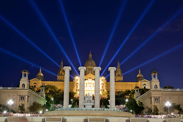 mnac e quatro colunas e esculturas à noite. montjuic, barcelona - mnac - fotografias e filmes do acervo