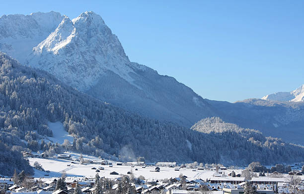 góra zugspitze i idylliczne garmisch-partenkirchen - mountain zugspitze mountain mountain peak scenics zdjęcia i obrazy z banku zdjęć