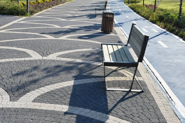 park bench with cobblestone flooring in public park - 16936 imagens e fotografias de stock