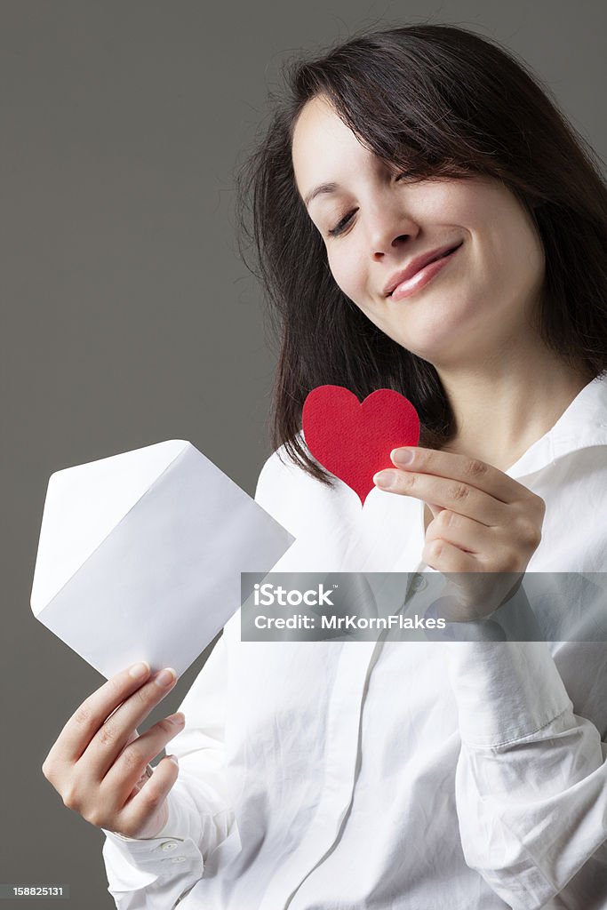Donna con cuore e busta - Foto stock royalty-free di 25-29 anni