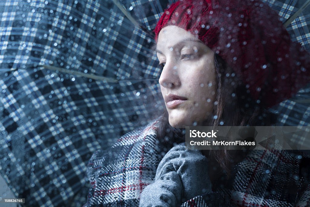 Donna triste con ombrello - Foto stock royalty-free di 25-29 anni