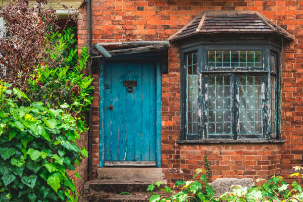 These old wooden doors, covered with layers of moss and climbing vegetation, are a beautiful example of harmony between nature and architecture. Their age and distinctive appearance serve as a reminder of the history embedded in the heart of Oliwa district in Gdańsk.