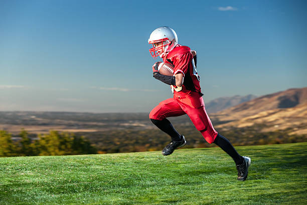 joueur de football américain de courir le ballon - running back photos et images de collection