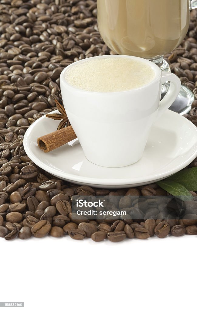 Tasse de café et haricots isolé sur blanc - Photo de Aliment rôti libre de droits
