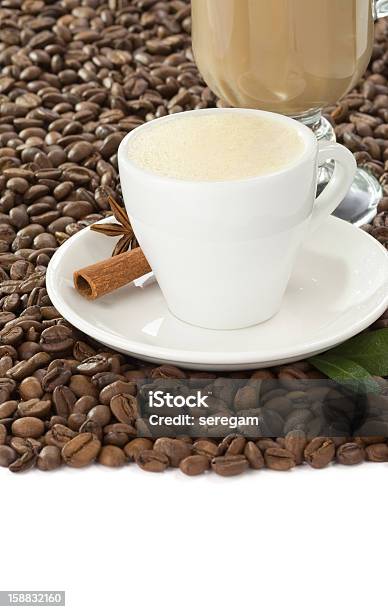 Photo libre de droit de Tasse De Café Et Haricots Isolé Sur Blanc banque d'images et plus d'images libres de droit de Aliment rôti - Aliment rôti, Anis, Blanc