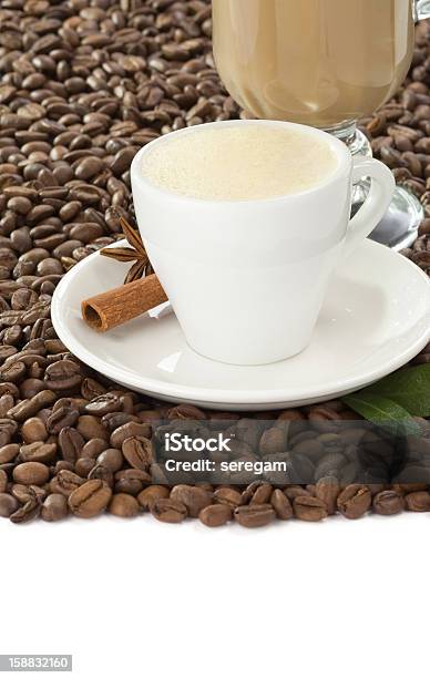 Tazza Di Caffè E Fagioli Isolato Su Bianco - Fotografie stock e altre immagini di Anice - Anice, Arrosto - Cibo cotto, Bianco