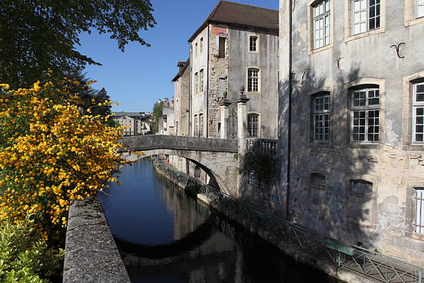 canal des tanneurs in dole, frankreich - doubs river stock-fotos und bilder