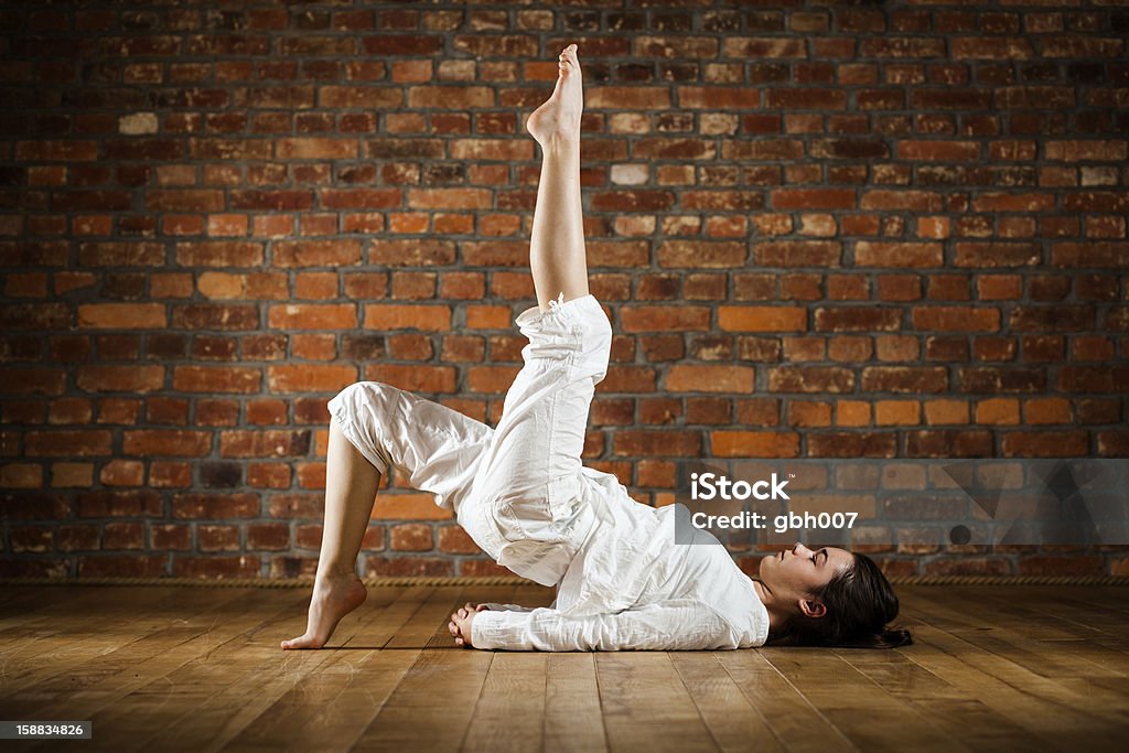 Ragazza esercizi Yoga-adolescente - Foto stock royalty-free di 16-17 anni