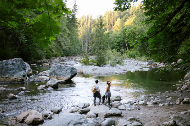 senderismo en pareja en el noroeste del pacífico - northwest frontier fotografías e imágenes de stock