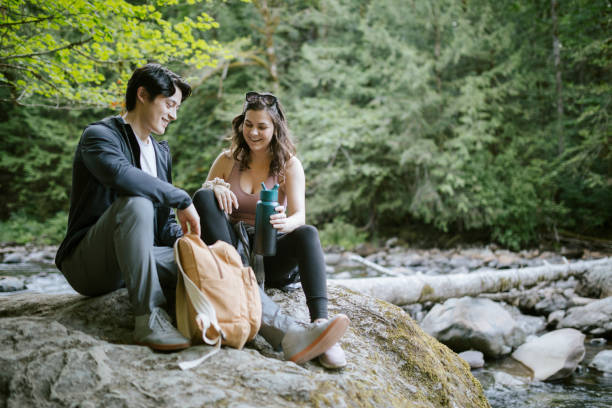 istock Couple Hiking in The Pacific Northwest 1588359103