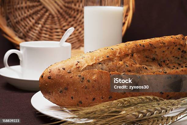 Photo libre de droit de Pain Et Boissons banque d'images et plus d'images libres de droit de Céréale - Céréale, Lait cru, Pain