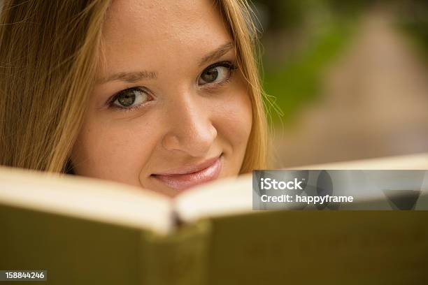 Affascinante Libro - Fotografie stock e altre immagini di Adolescente - Adolescente, Adulto, Allegro