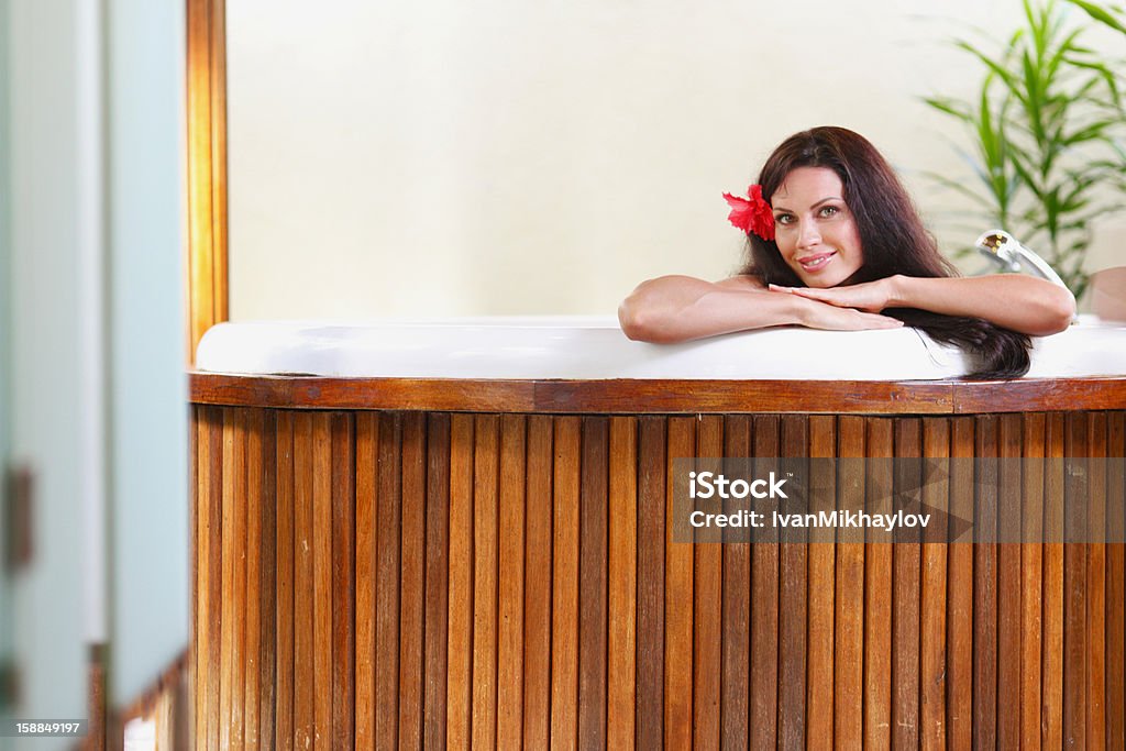 Linda mulher relaxante na banheira de hidromassagem - Foto de stock de Adulto royalty-free